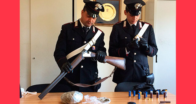 Blitz dei carabinieri a Mazzarino: giovane arrestato per possesso di armi e droga