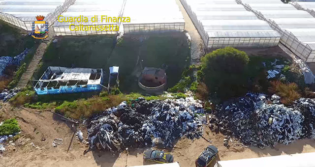 Discarica abusiva di rifiuti speciali scoperta dalla GdF a ridosso del lago Biviere