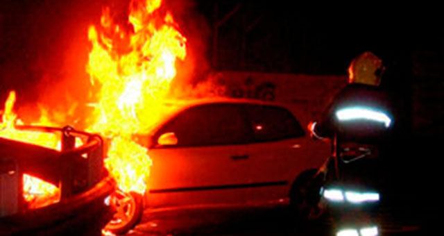 La Bmw di un operatore Caf in fiamme in via Marco Aurelio.