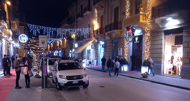 Dallo shopping natalizio ai saldi, in una città in crisi 